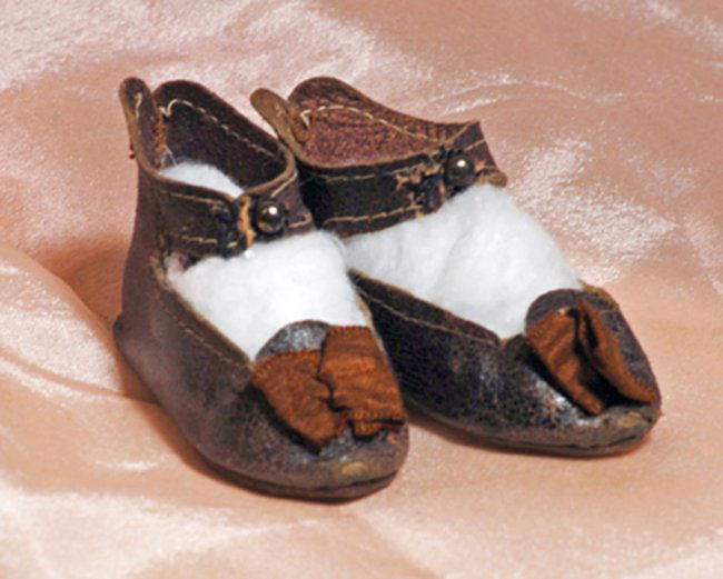 BEBE JUMEAU FACTORY DOLL SHOES. Marks: 7, bee symbol : Lot 162