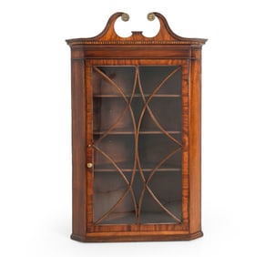 ANTIQUE GEORGIAN MAHOGANY CORNER CABINET