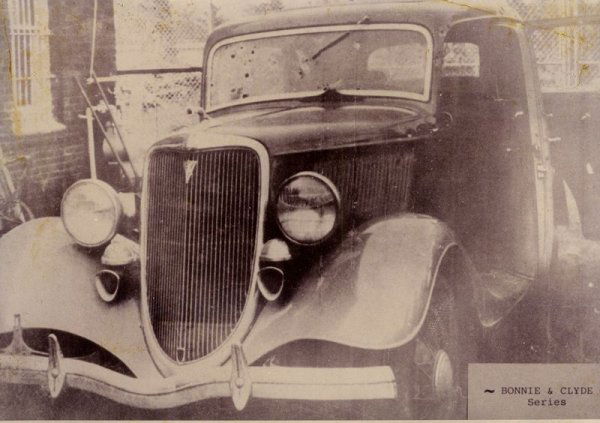 722: CLYDE BARROW POST-MORTEM PHOTOS WITH CAR : Lot 722