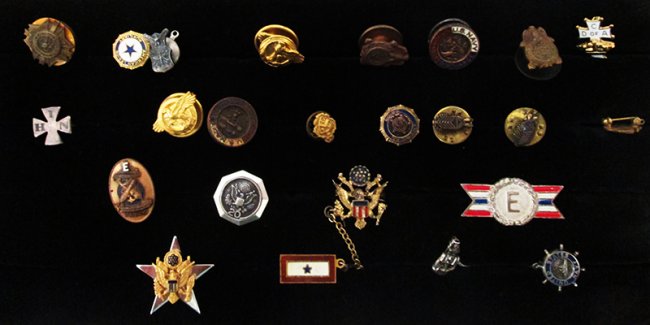 WWI WWII MILITARY LAPEL PINS : Lot 54