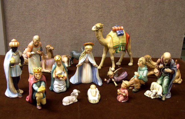 137: Hummel Figurines Nativity Set - 16 pieces : Lot 137