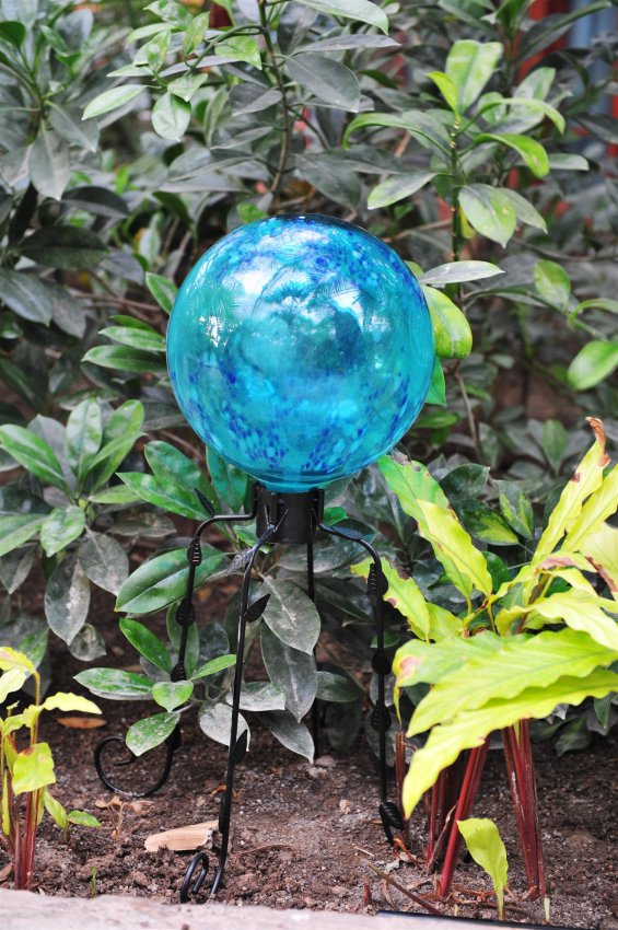 HAND BLOWN ART GLASS - SOLAR GAZING BALL W/STAND - AQUA : Lot 792V