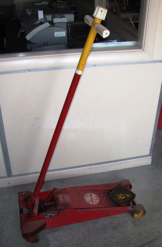 44A 2 ton capacity Mac Tools floor jack Lot 44A