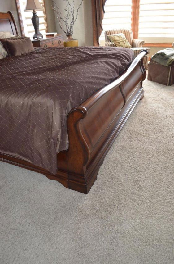 King Size Mahogany Sleigh Bed W/ Bedding Lot 262