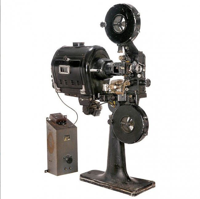 ANTIQUE 35MM MOVIE PROJECTOR. 1935 Lot 50