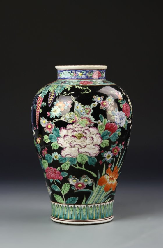 Chinese Famille Noir Vase : Lot 383