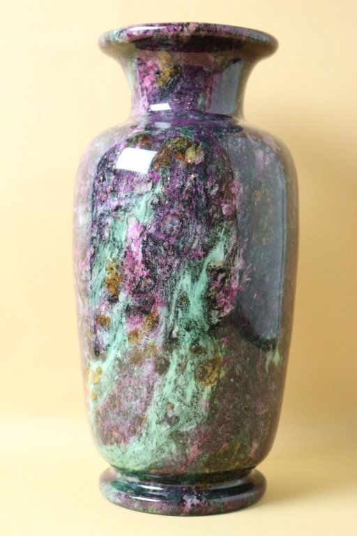 CHINESE JADE SERPENTINE SEVEN SHADES OF JADE VASE Lot 7