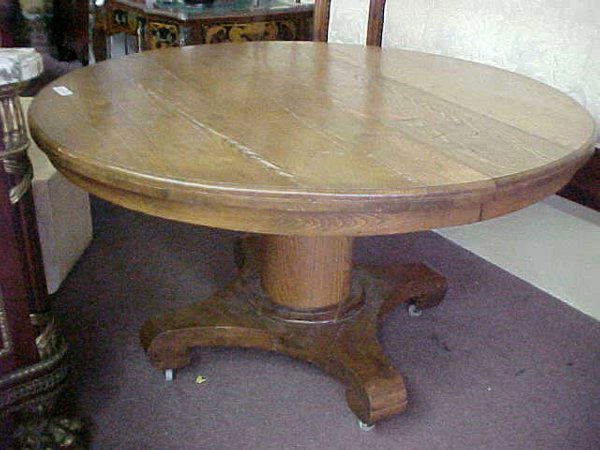 218: ANTIQUE TIGER OAK ROUND PEDESTAL TABLE : Lot 218