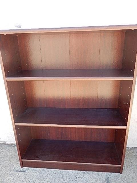 3 SHELF BOOKCASE DARK STAINED PRESSED WOOD : Lot 179