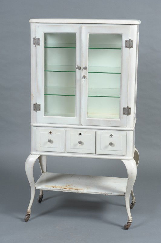 AN ANTIQUE WHITE METAL MEDICAL CABINET : Lot 180