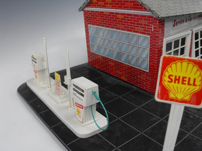 SHELL BRAND TIN TOY GAS STATION : Lot 117