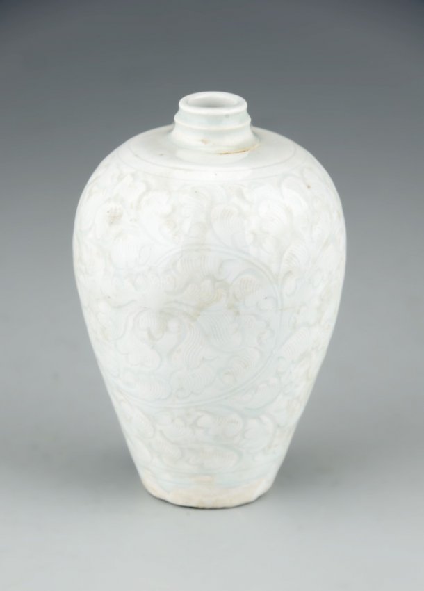 A Chinese Qingbai Meiping Porcelain Vase Lot 141