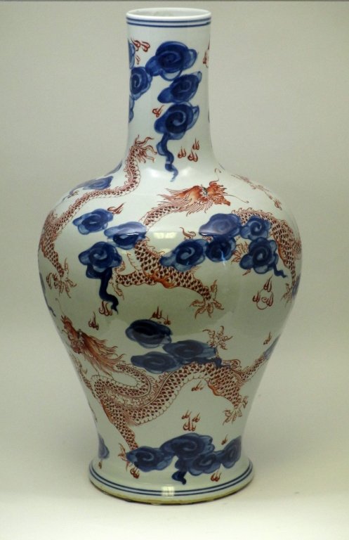 CHINESE PORCELAIN KANGXI MARK DRAGON VASE : Lot 14