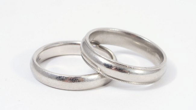 142: 2 PLATINUM WEDDING BANDS BOTH SIZE 9.5