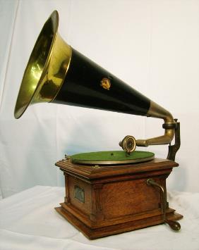 2181: VICTOR II HUMPBACK DISC PHONOGRAPH Seventyeight : Lot 2181