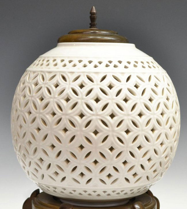 211 ASIAN PIERCED WHITE CERAMIC GINGER JAR TABLE LAMPS Lot 211