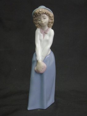 LLADRO 4865 EMBROIDERER LADY IN CHAIR SEWING : Lot 3149