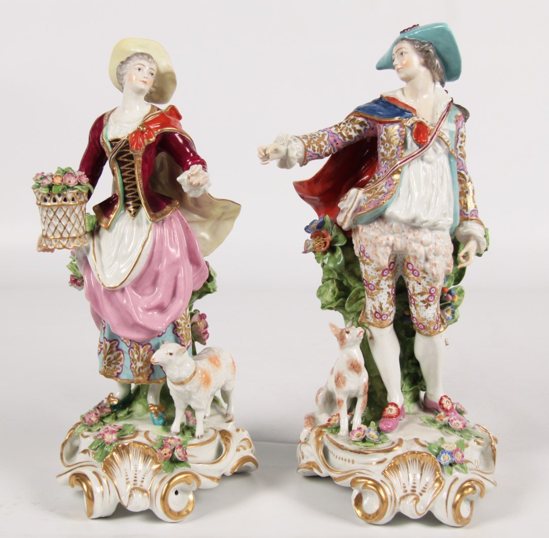 PAIR OF CHELSEA PORCELAIN FIGURINES : Lot 115