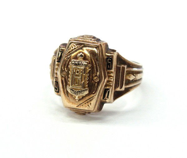 333: Yellow gold class ring 1951 : Lot 333