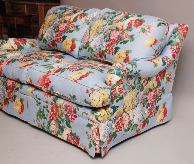 Floral chintz print upholstered love seat, excellent co : Lot 82