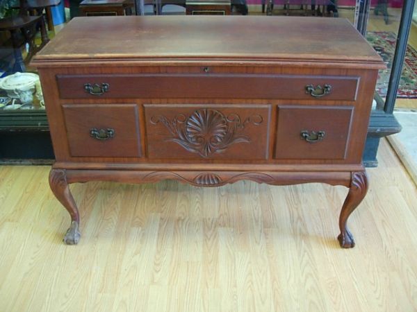 488: VINTAGE ROOS CEDAR CHEST QUEEN ANNE LEGS : Lot 488