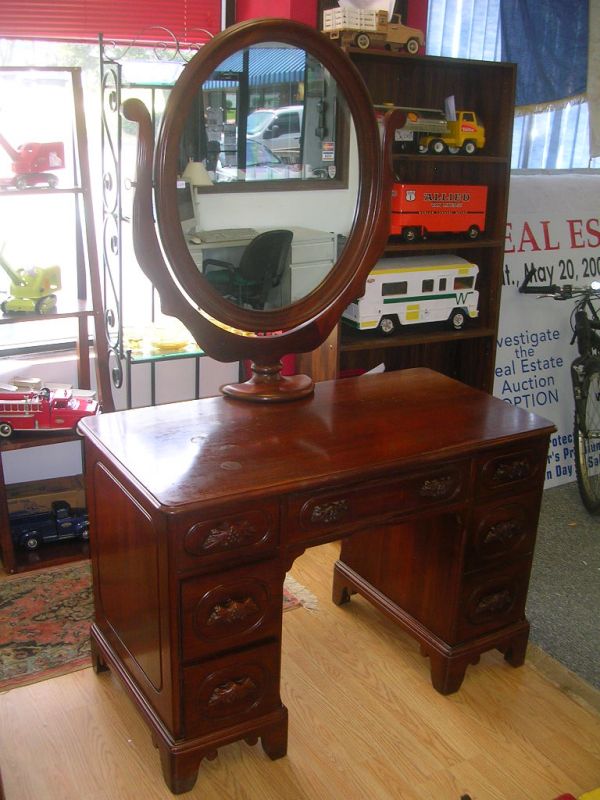 ANTIQUE WALNUT VANITY & MIRROR DAVIS CO. Lot 295