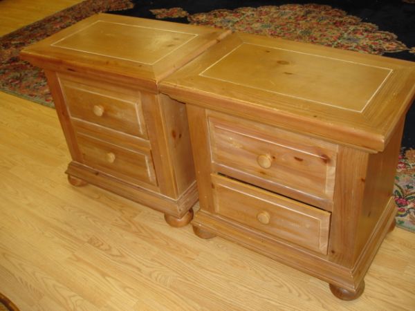 301: BROYHILL FONTANA SOLID PINE NIGHTSTAND PAIR : Lot 301