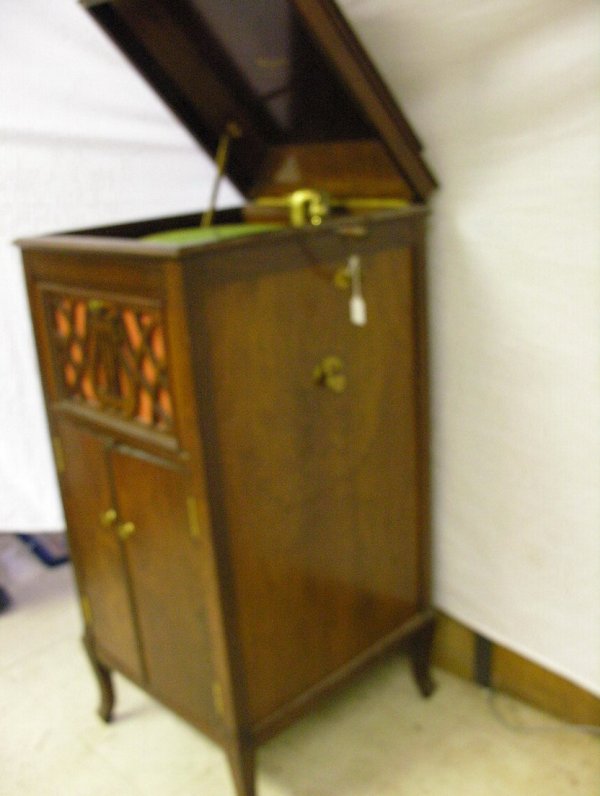 3147: STARR INDIANA WALNUT CASE VICTROLA : Lot 3147