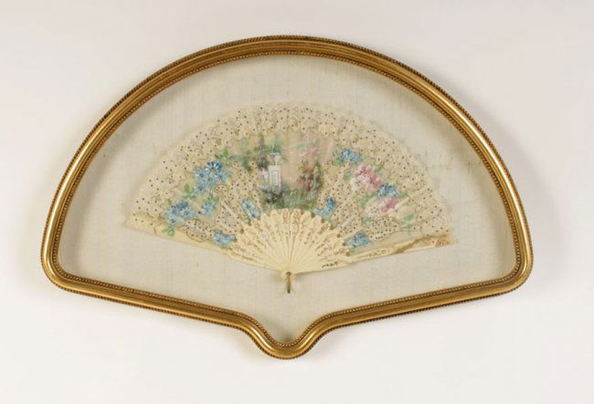 4 ANTIQUE LACE HAND FANS IN SHADOW BOXES C. 1900 : Lot 243