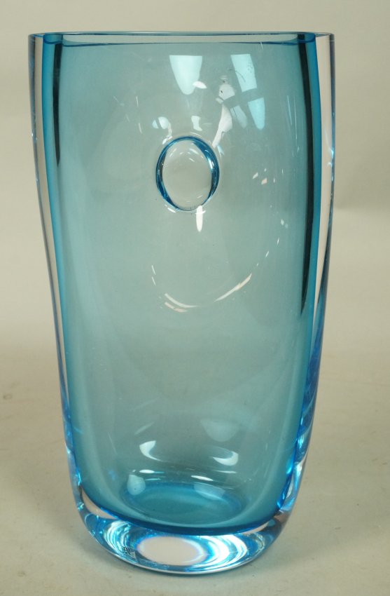 MATS JONASSON Maleras Sweden Art Glass Blue Vase. Lot 19