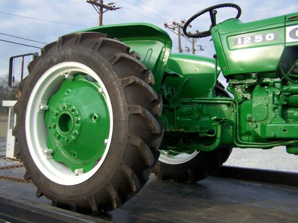 535 Oliver 1250 Tractor Lot 535