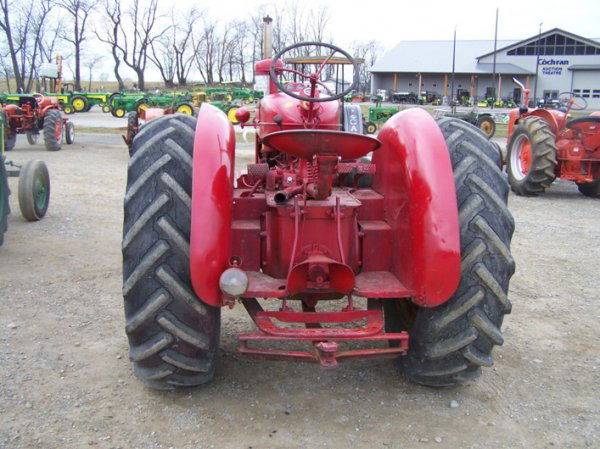 204: International W6 Antique Tractor : Lot 204