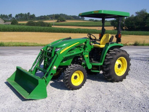 157: John Deere 4720 4x4 Compact Tractor with Loader : Lot 157