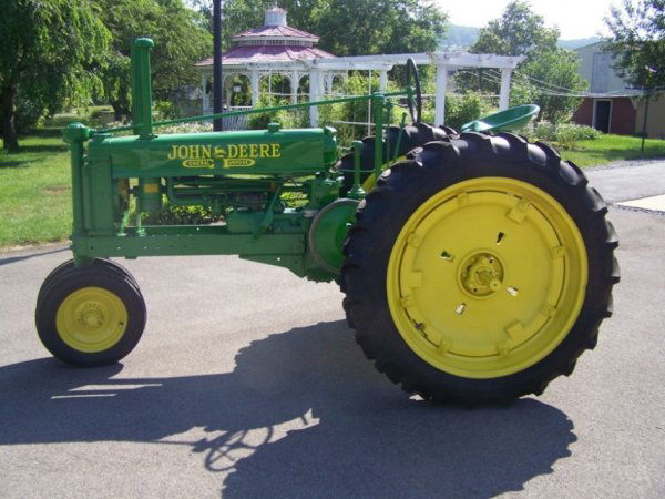 3104: 1937 Restored Unstyled John Deere B Tractor, PTO : Lot 3104