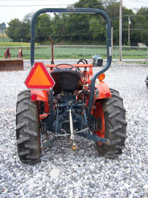 136: Kubota L2350 4x4 Compact Tractor With Loader : Lot 136