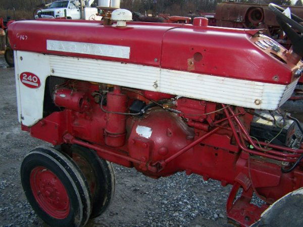 2303A: International Farmall 240 Narrow Front Tractor : Lot 2303A