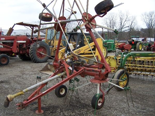 18: Hesston 3717 17' Hydraulic Fold Hay Tedder for Trac : Lot 18