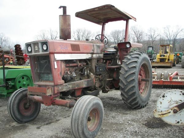 507: International IH 1066 Farm Tractor w/ 2 Post ROPS : Lot 507