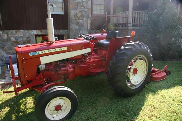 8: INTERNATIONAL 444 TRACTOR : Lot 8