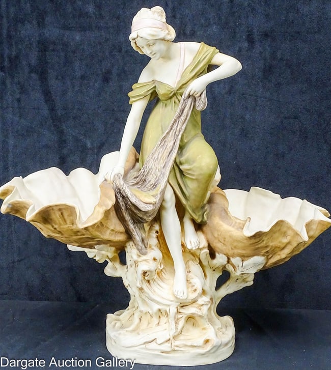 ROYAL DUX LADY WITH TWO SHELLS