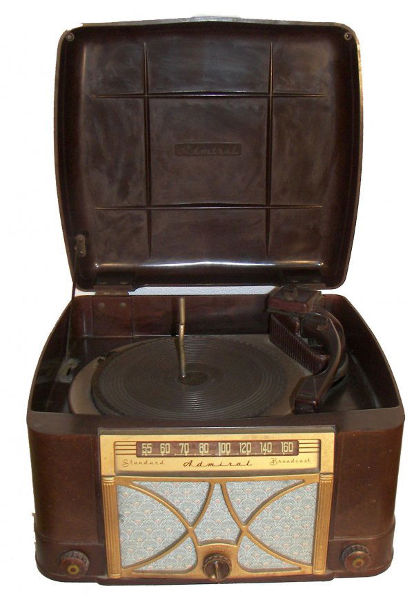 215: Vintage Admiral radio phonograph : Lot 215