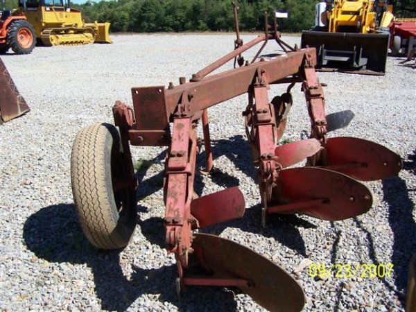 2: MASSEY FERGUSON 345 3 BOTTOM 3PT PLOW : Lot 2