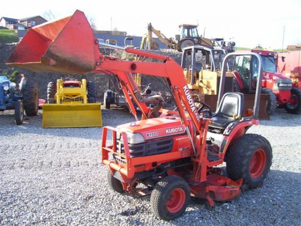 91: KUBOTA B1700 4WD COMPACT TRACTOR W/LOADER/MOWER : Lot 91