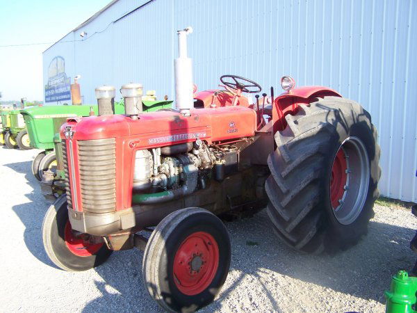 525: Massey Ferguson 98 Diesel Antique Tractor : Lot 525