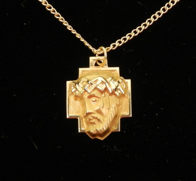 173 Gold Christ's head pendant with chain, 14k gold pe Lot 173