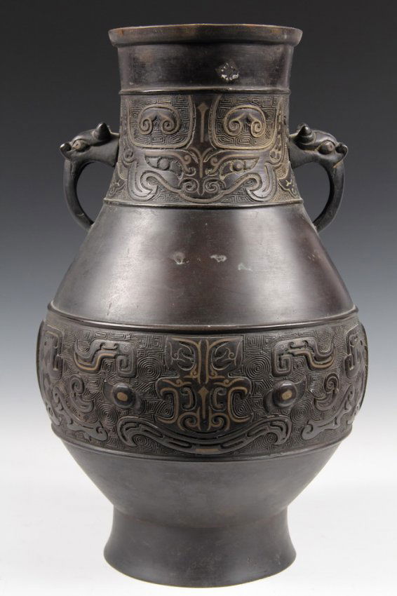 CHINESE BRONZE VASE - Late Ming Bronze Vase cast in Han : Lot 176