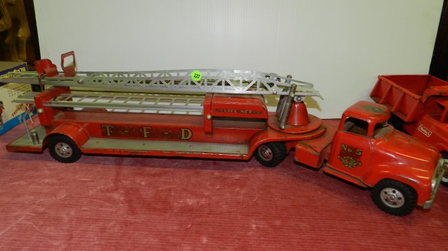 large antique metal toy fire truck / ladder truck : Lot 127